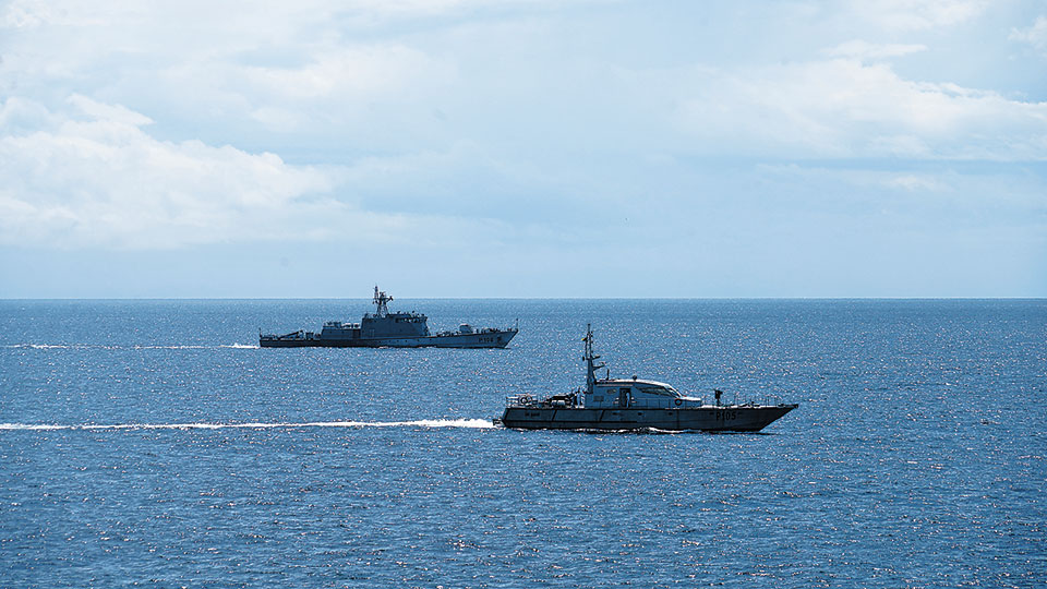 中國海軍和平方舟醫(yī)院船首訪喀麥隆